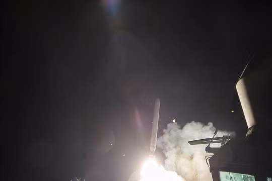 Khu trục hạm Mỹ phóng tên lửa Tomahawk tấn công căn cứ không quân Syria hồi năm 2017