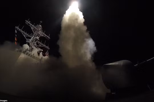 Chiến hạm Mỹ phóng Tomahaw đánh căn cứ không quân Syria