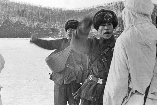 Binh sĩ Trung Quốc đấu khẩu với lính biên phòng Liên Xô trước khi nổ ra xung đột