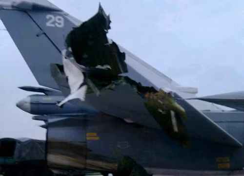 Máy bay cường kích Su-24 bị hư hỏng phần đuôi trong vụ tấn công căn cứ không quân Nga tại Syria