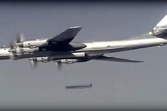 Máy bay ném bom chiến lược Tu-95 phóng tên lửa Kh-101 tiêu diệt phiến quân Syria
