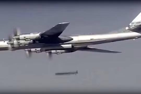 Máy bay ném bom chiến lược Tu-95 phóng tên lửa Kh-101 tiêu diệt phiến quân Syria