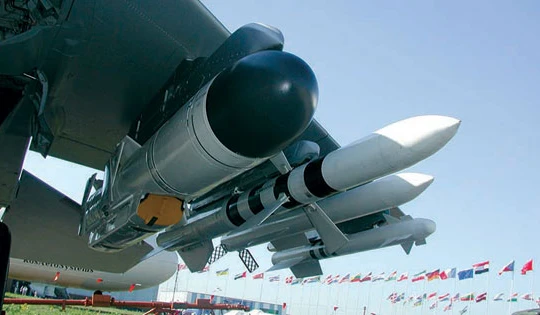 Kh-35UE treo dưới cánh máy bay