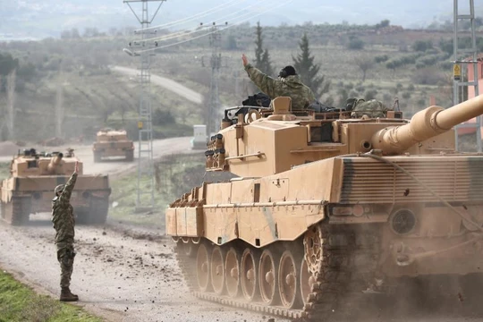 Xe tăng Thổ Nhĩ Kỳ rầm rập tiến đánh người Kurd trên lãnh thổ Syria