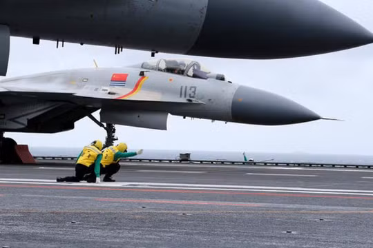 Chiến đấu cơ J-15 chuẩn bị xuất kích từ tàu sân bay Liêu Ninh