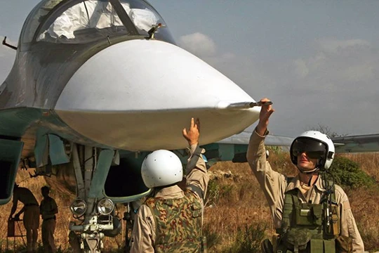 Phi công Nga kiểm tra cường kích Su-34 trước giờ xuất kích tại Syria