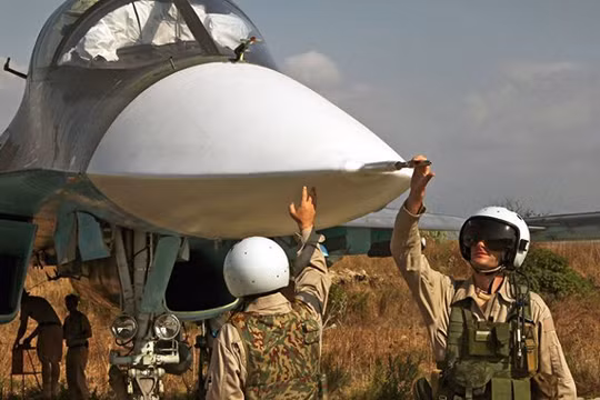 Phi công Nga kiểm tra cường kích Su-34 trước giờ xuất kích tại Syria