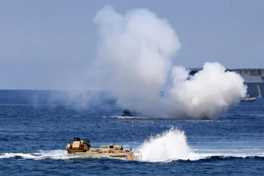 Hải quân Nhật Bản diễn tập trên biển