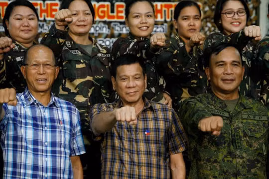 Ông Duterte liên tiếp có những phát ngôn và hành động gây bất ngờ