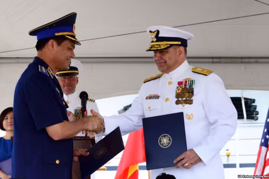 Chuẩn đô đốc Tuần duyên Mỹ Michael J. Haycock (phải) bắt tay với Trung tướng Nguyễn Quang Đạm, Tư lệnh Cảnh sát biển Việt Nam, trong buổi lễ bàn giao tàu ngày 25/5 tại Hawaii