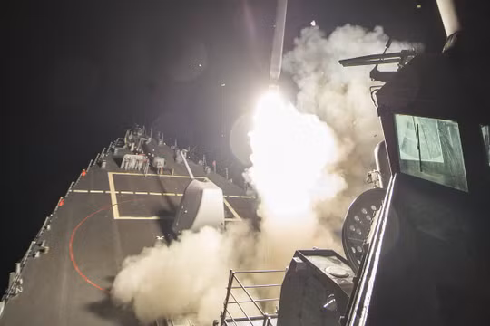 Khu trục hạm Mỹ phóng tên lửa Tomahawk tấn công căn cứ không quân Syria rạng ngày 7/4