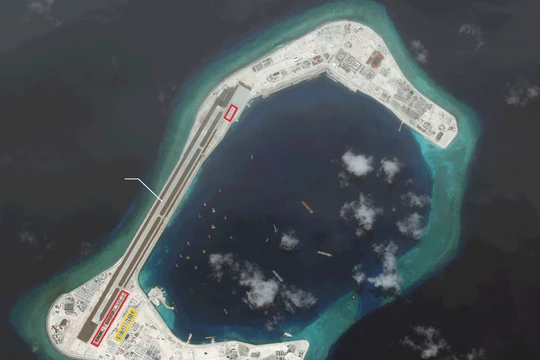 Đá Subi đã bị Trung Quốc bồi lấp, xây dừng thành đảo nhân tạo phi pháp với đường băng, nhà chứa máy bay và các công trình quân sự kiên cố