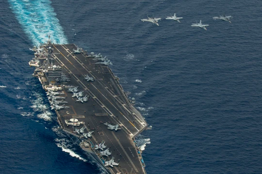Cụm tác chiến tàu sân bay USS Carl Vinson đang tuần tra trên Biển Đông