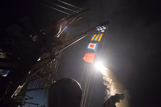 Khu trục hạm Mỹ phóng tên lửa Tomahawk tấn công căn cứ không quân Syria hôm 7/4
