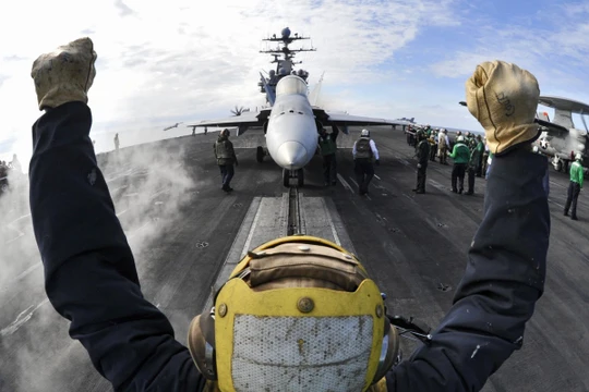 Chiến đấu cơ chuẩn bị xuất kích trên tàu sân bay Mỹ