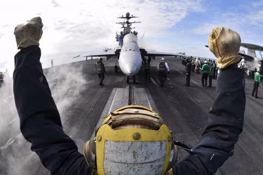 Chiến đấu cơ chuẩn bị xuất kích trên tàu sân bay Mỹ