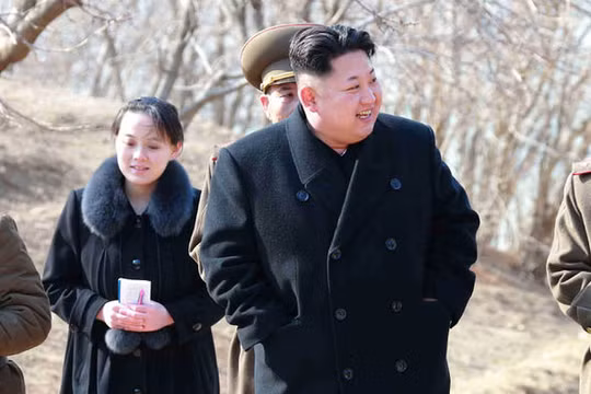 Cô Kim Yo jong trong một chuyến công tác cùng ông Kim Jong un