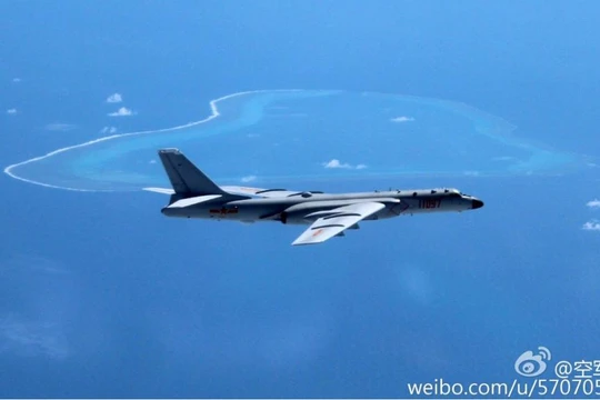 Trung Quốc "khoe" máy bay H-6K bay trên bãi cạn Scaborough