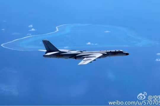 Trung Quốc khoe hình ảnh máy bay ném bom H-6K bay qua bãi cạn Scarborough