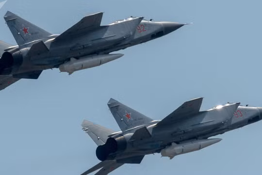 Tiêm kích đánh chặn tầm xa Mig-31 của Nga mang tên lửa siêu thanh Kinzhal