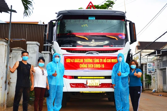 Tiễn các bác tài chở rau từ Đắk Lắk đi TP HCM