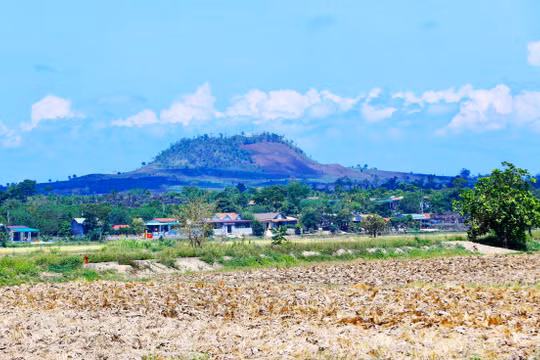 Quanh núi lửa Chư Bluk là ruộng đồng phủ trên hệ thống hang động khổng lồ