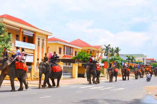 Đoàn rước dâu trên lưng voi dạo qua thị trấn Liên Sơn, huyện Lắk