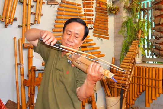 Nhạc sĩ Nguyễn Trường trình diễn VioKram