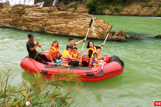 Chèo xuồng giữa những doi đá cổ trăm triệu năm dọc sông Sêrêpôk