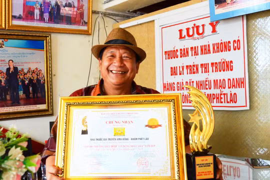 Khăm Phết Lào cười mà đau vì hàng giả lan tràn