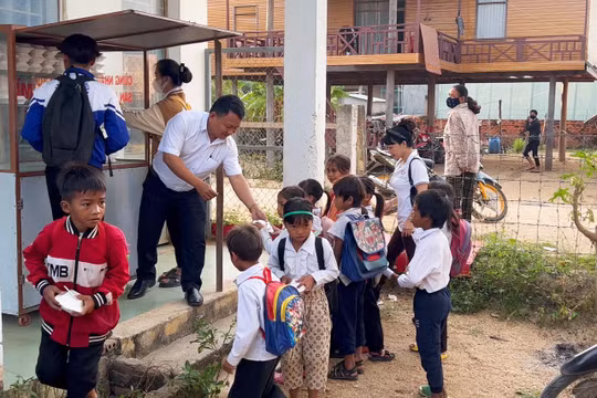 Phát xôi sáng cho trò nghèo ở Pờ Tó 