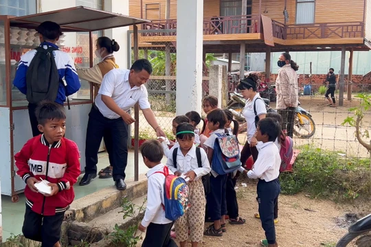 Phát xôi sáng cho trò nghèo ở Pờ Tó 