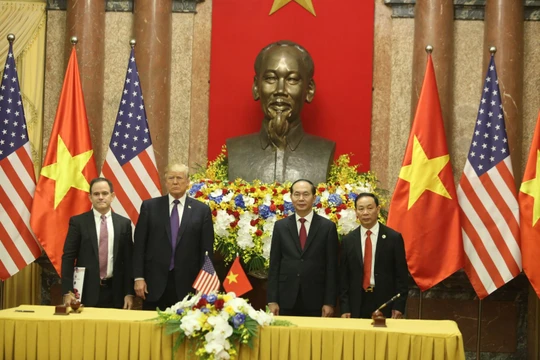 Thổng thống Hoa Kỳ Donald Trump và Chủ tịch nước Việt Nam Trần Đại Quang chứng kiến Lễ ký kết giữa Tài chính Hoàng Huy và Navistar (Nguồn: TCH)