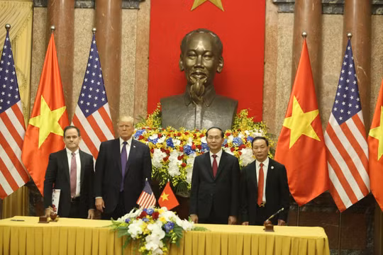 Thổng thống Hoa Kỳ Donald Trump và Chủ tịch nước Việt Nam Trần Đại Quang chứng kiến Lễ ký kết giữa Tài chính Hoàng Huy và Navistar (Nguồn: TCH)