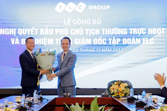Chủ tịch HĐQT Trịnh Văn Quyết chúc mừng Phó Chủ tịch Thường trực HĐQT Lê Thành Vinh nhận nhiệm vụ mới (Nguồn: FLC) 