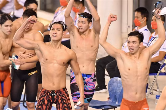 Niềm vui của tuyển bơi Việt Nam khi giành HCV, đồng thời phá kỷ lục SEA Games 31 