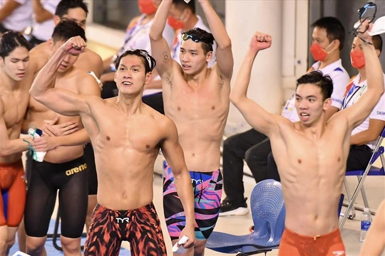 Niềm vui của tuyển bơi Việt Nam khi giành HCV, đồng thời phá kỷ lục SEA Games 31 