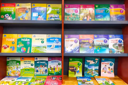 Giá sách giáo khoa tăng gấp 2-3 lần gây bức xúc