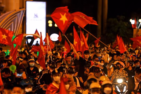 Khắp phố phường đều chật cứng NHM hò reo, ăn mừng