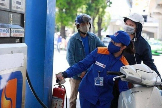 Giá xăng tăng kỷ lục 