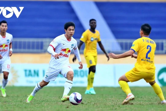 HAGL thi đấu bế tắc trước những đối thủ chơi phòng ngự hay (Ảnh: Hai Tép).