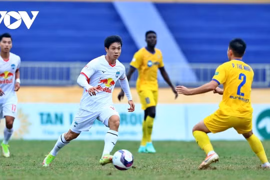 HAGL thi đấu bế tắc trước những đối thủ chơi phòng ngự hay (Ảnh: Hai Tép).