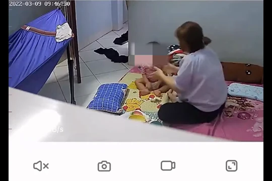 Bé gái bị bảo mẫu đánh vào mặt liên tục khi đang ăn. Ảnh cắt từ clip