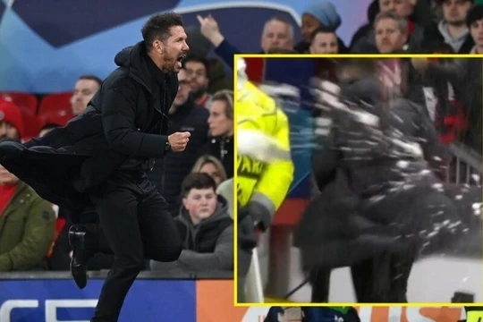HLV Simeone bị ném đồ khi rời sân Old Trafford. Ảnh: BT Sport.