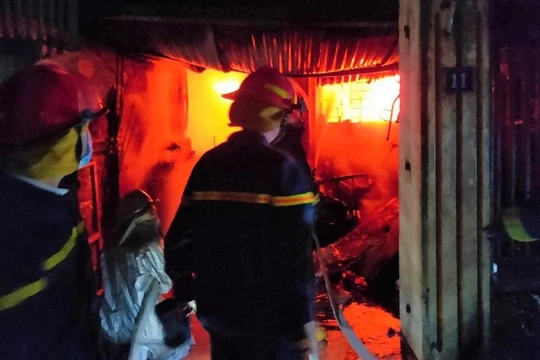 Đám cháy bao trùm cả căn nhà 3 tầng