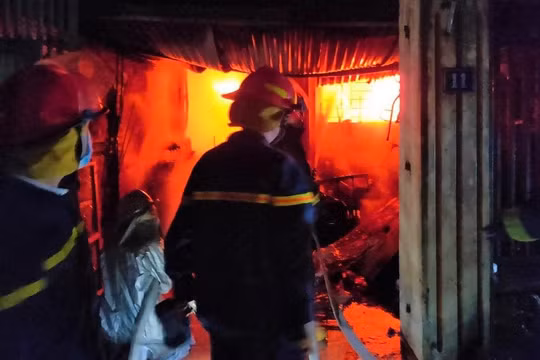 Đám cháy bao trùm cả căn nhà 3 tầng