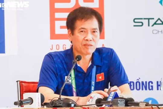 Trưởng đoàn thể thao Việt Nam Trần Đức Phấn phát biểu trong buổi gặp gỡ báo chí sau SEA Games 31 