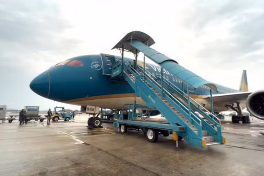 Hình ảnh chiếc máy bay trước khi cất cánh ở sân bay Nội Bài 