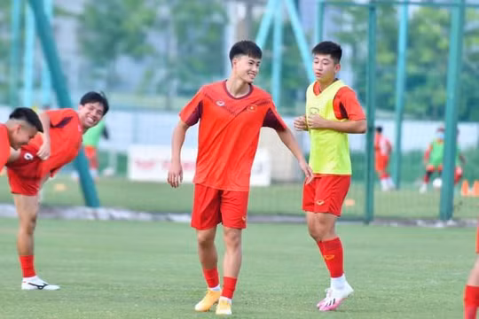 Văn Trường có buổi tập đầu tiên cùng U19 Việt Nam sau hành trình tại U23 châu Á 2022.
