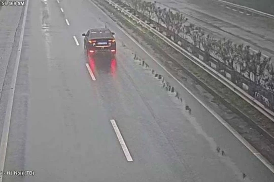 Hình ảnh ô tô ngược chiều trên cao tốc Nội Bài - Lào Cai đươc Camera ghi lại